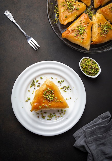 Dolci tradizionali turchi; dessert triangolare di crema pasticcera, dessert albanese (nome turco; Arnavut tatlisi o muhallebili muska tatlisi)