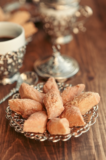 Dolci turchi con caffè su una tavola di legno