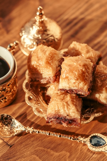 Dolci turchi con caffè su una tavola di legno