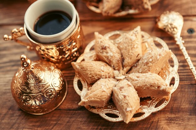 Dolci turchi con caffè su una tavola di legno