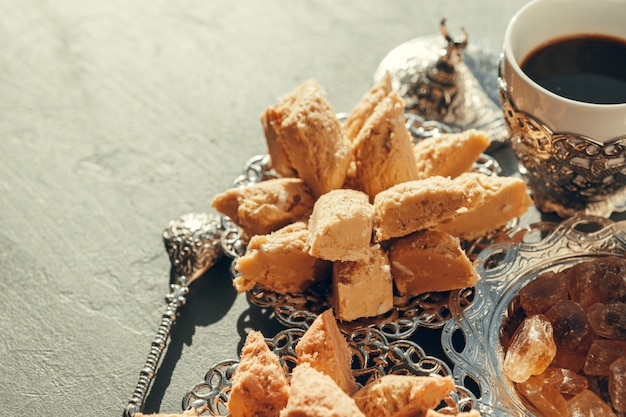 Dolci turchi con caffè su una tavola di legno