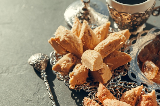 Dolci turchi con caffè su una tavola di legno