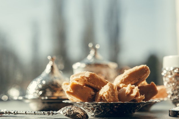 Dolci turchi con caffè su una tavola di superficie di legno