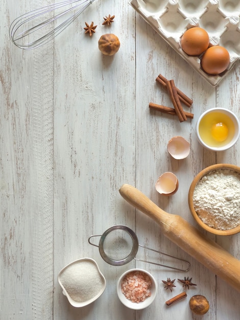 Dolci. Uova, farina e noci sono disposte su un tavolo di legno