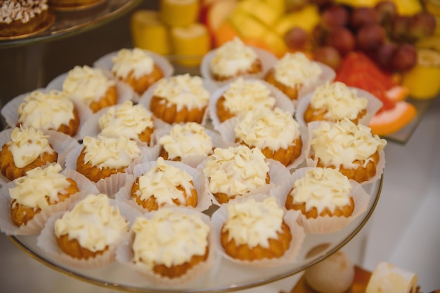 Dolci vari con frutta fresca a buffet, dolci