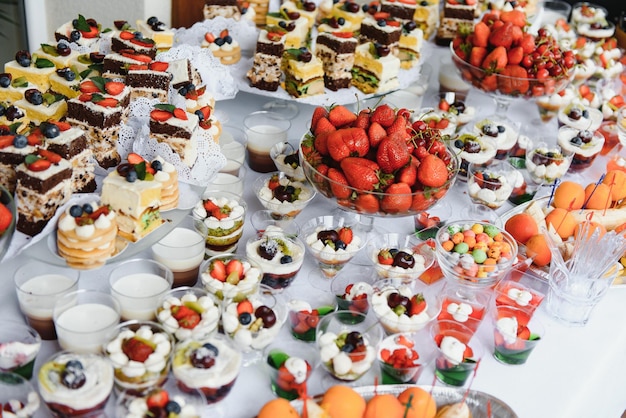 Dolci vari con frutta fresca a buffet, dolci