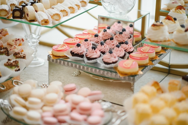 Dolci vari con frutta fresca a buffet, dolci