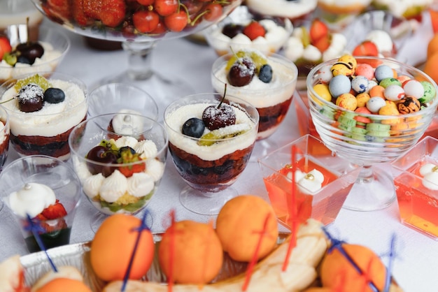 Dolci vari con frutta fresca a buffet linea dolce