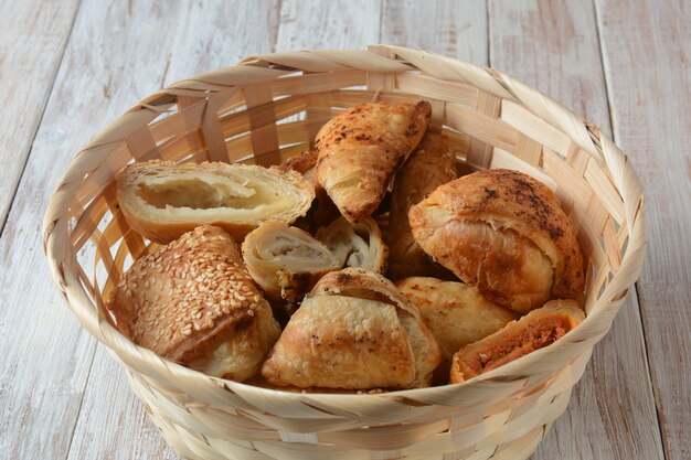 Dolci vegetariani di samosa ripieni di patate, funghi, tonno. Cibo mediorientale-samsa