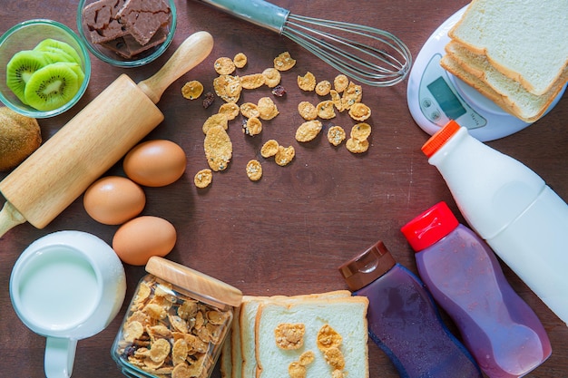 Dolciumi e attrezzature per torte Ciotole con gli ingredienti necessari per la cottura di cupcakes colorati
