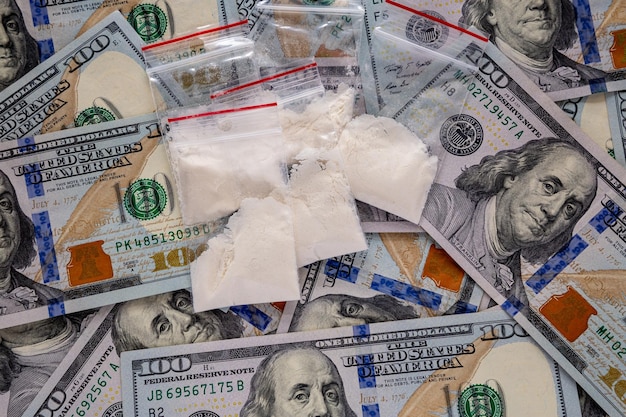 Dollari americani e droghe in sacchi in vendita