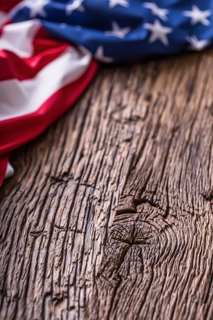 Dollari americani una bandiera degli Stati Uniti. Primo piano di bandiera americana e denaro contante in dollari su legno di quercia vecchio.