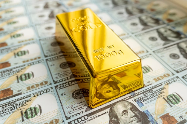 Dollari di denaro sovrapposti a barra d'oro Concetto In un'economia povera Gli investitori detengono dollaro o oro