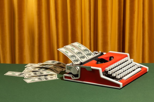 Dollari digitati nella macchina da scrivere retrò Concetto di stampa di denaro