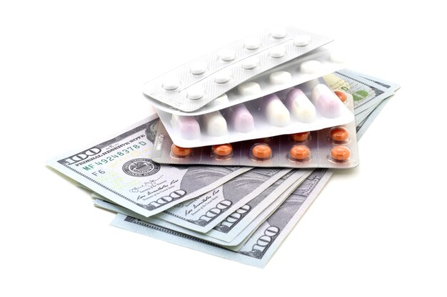 Dollari USA e una serie di medicinali su un bianco isolato