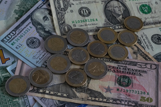 Dollari USA in tagli da 50 100 dollari e monete in euro Tasso di cambio