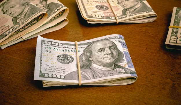 Dollaro USD banconote da un dollaro USA su un tavolo di legno