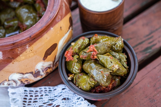 Dolma è cucina rumena radizionale foglie di cavolo ripiene con carne macinata e riso