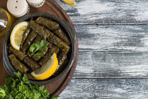 Dolma - Foglie di vino greco ripiene (dolmades) su uno sfondo di legno blu