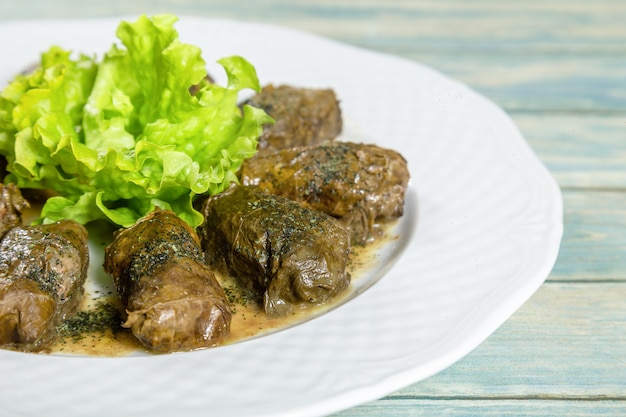 Dolma, foglie di vite ripiene con riso e carne