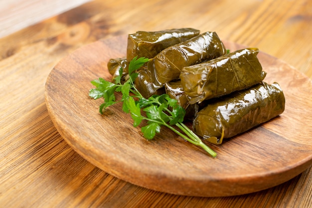 Dolma turco tradizionale sul piatto di legno