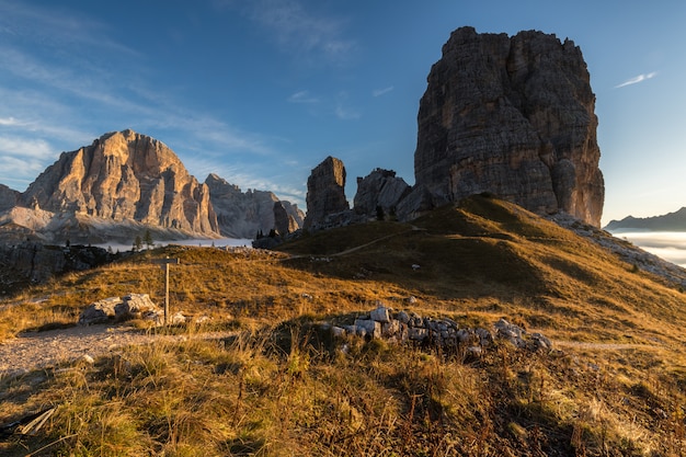 Dolomiti: alba a Cinqui Torri