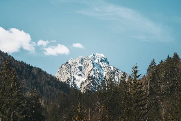 Dolomiti Alpi Villaggio di montagna con le magiche montagne delle Dolomiti sullo sfondo Italia Europa Concetto di destinazioni di viaggio