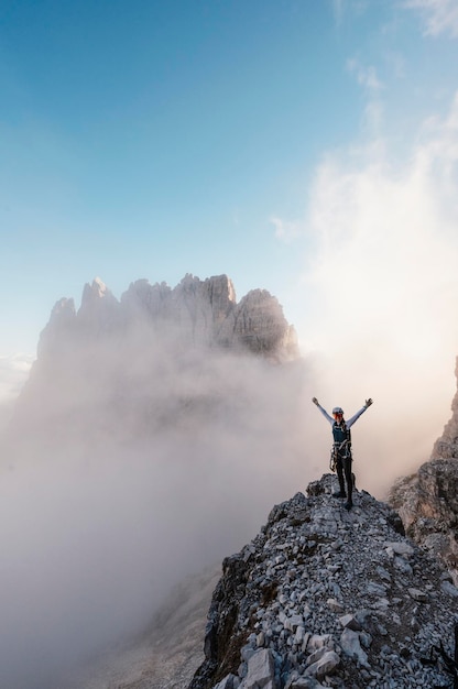 Dolomiti Tre Cime di Lavaredo Dolomiti italiane con le famose Tre Cime di Lavaredo Tre Cime Alto Adige ItalyxAPople salendo su una via ferrata paternkofel