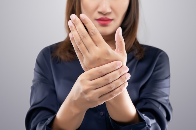 Dolore acuto al polso di una donna. Donne che soffrono di dolori alle mani.