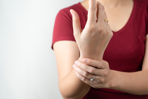 Dolore al braccio del polso, sindrome dell'ufficio di giovane donna, concetto di sanità e medicina