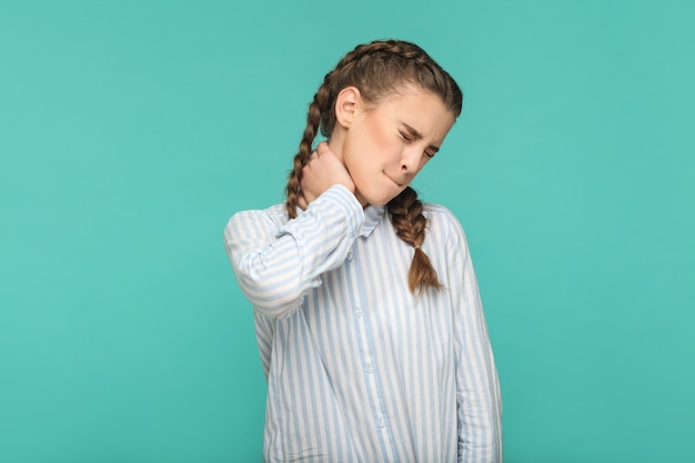 Dolore al collo profilo vista laterale ritratto di ragazza triste occhi chiusi