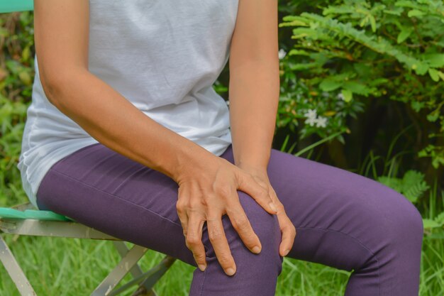 Dolore al ginocchio nell&#39;anziana e nel giardino