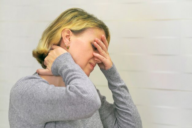 Dolore alla spalla Dolore al braccio, persone con problemi ai muscoli, concetto di sanità e medicina.