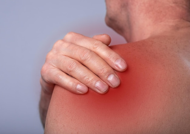 Dolore alla spalla primo piano uomo abstarct che soffre di dolore nella foto di alta qualità del punto rosso del corpo