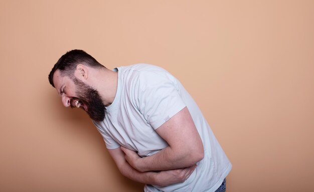 Dolore di stomaco e altre malattie dello stomaco concetto uomo barbuto che si tocca lo stomaco