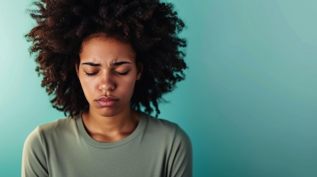 Dolore profondo Donna afroeuropea che esprime tristezza e dolore isolata su uno sfondo a colori solidi con spazio di copia