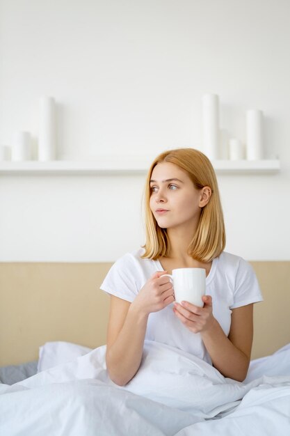 Domenica mattina camera da letto caffè resto donna tazza letto