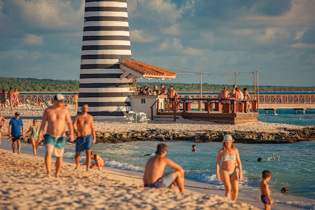 DOMINICUS, REPUBBLICA DOMINICANA 6 FEBBRAIO 2020: Spiaggia di Dominicus piena di turisti al tramonto