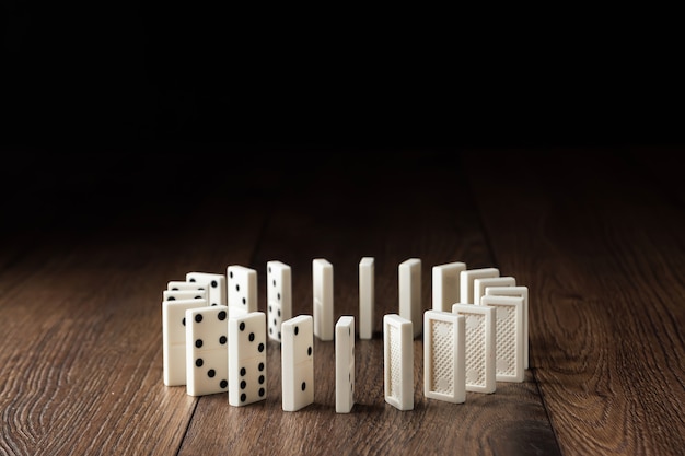 domino bianco su legno marrone