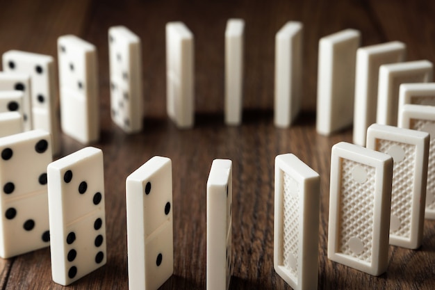 domino bianco su legno marrone