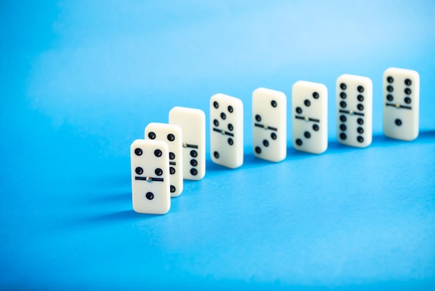 Domino con sfondo blu, spazio di copia e varie angole