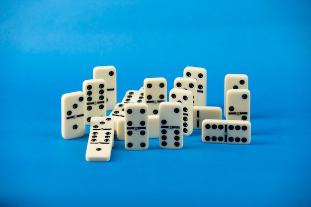 Domino con sfondo blu, spazio di copia e varie angole