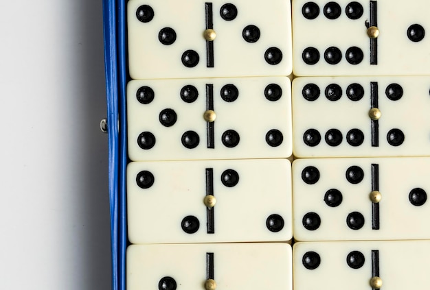 Domino in caduta. Effetto domino. Il gioco del domino.