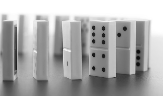 Domino in piedi su sfondo grigio