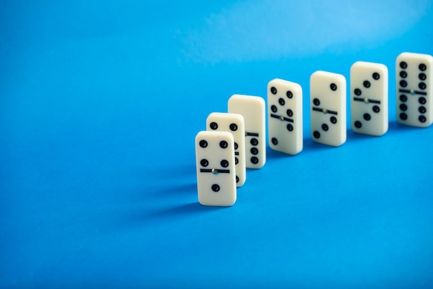 Domino in piedi su uno sfondo blu