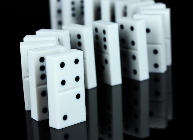 Domino isolati sul nero