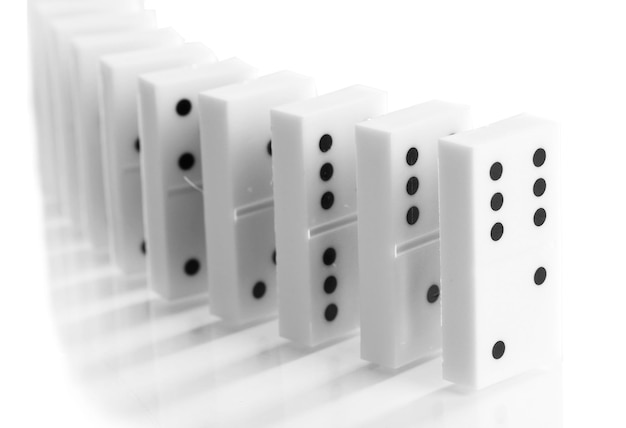 Domino isolato sul bianco