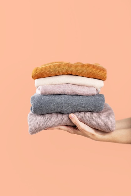 Donare vecchi vestiti caldi di seconda mano crisi economica combattere il freddo vestiti calde compassione pesca