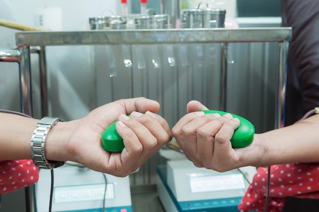 Donatore di sangue con un amico in clinica