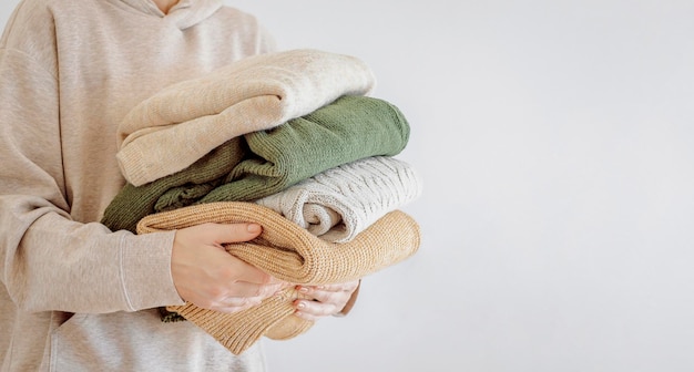 Donazione di abbigliamento concetto rinnovabile lavaggio decontaminazione